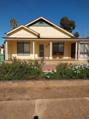 Stay @ Ray's, West Wyalong